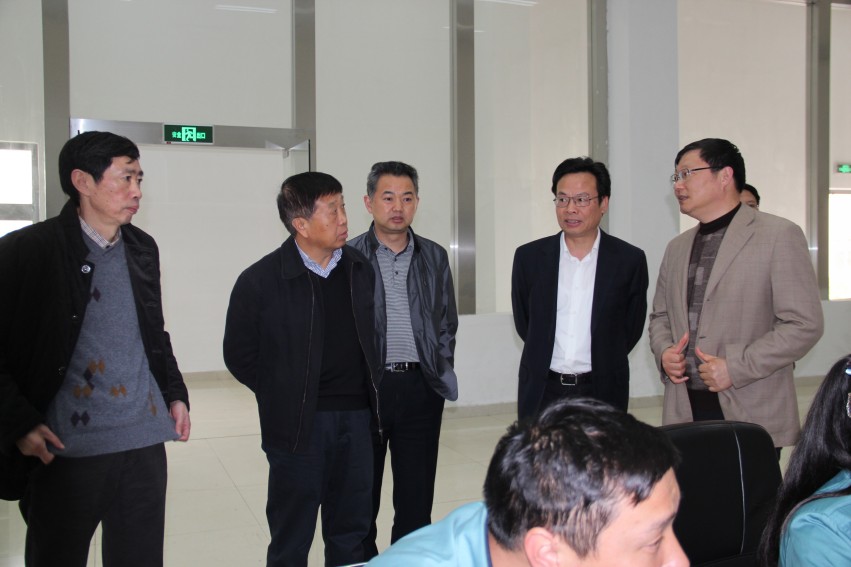 2015年4月16日下午，張家港市委書記姚林榮，市委常委、保稅區(qū)黨工委副書記、管委會副主任、金港鎮(zhèn)黨委書記卞東方等領導來華昌化工，就公司新項目進行調研。朱郁健、路江、胡波等領導陪同姚書記一行參觀了氣化主控室和多元醇主控室。